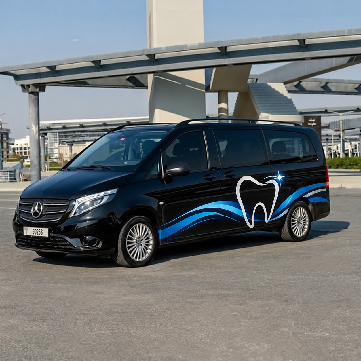Schwarzer Zahn-Shuttle-Van mit weißem Zahn und blauen Wellen